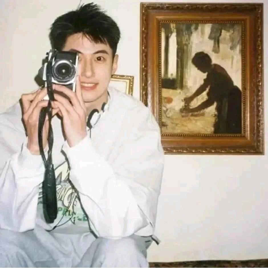 注意看这个男人叫小帅