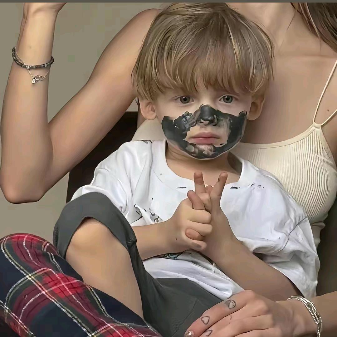 小何（跟13位美女抢座位）