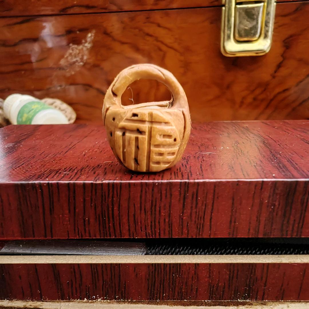 隔壁脑王桃胡雕刻