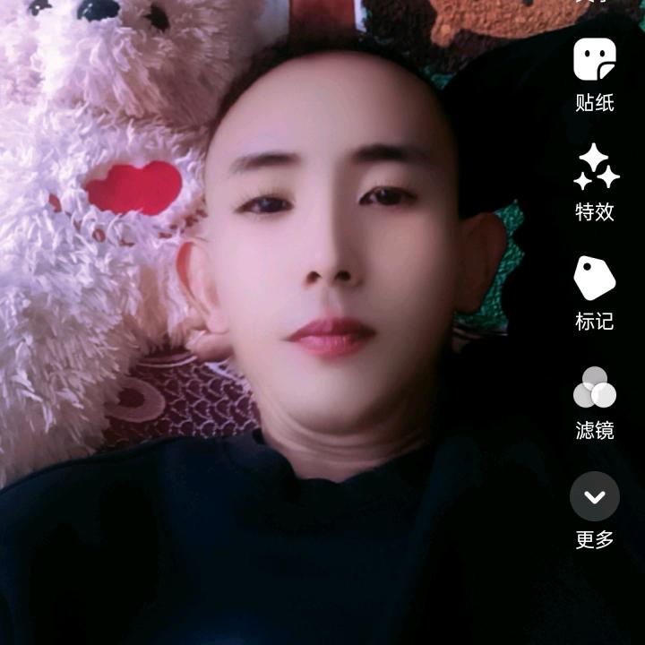 郝(ง •̀_•́)ง微笑