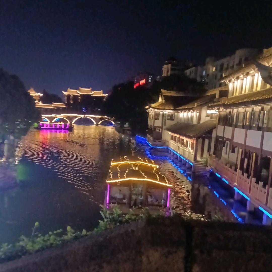 一曲东风破，一群梨花落