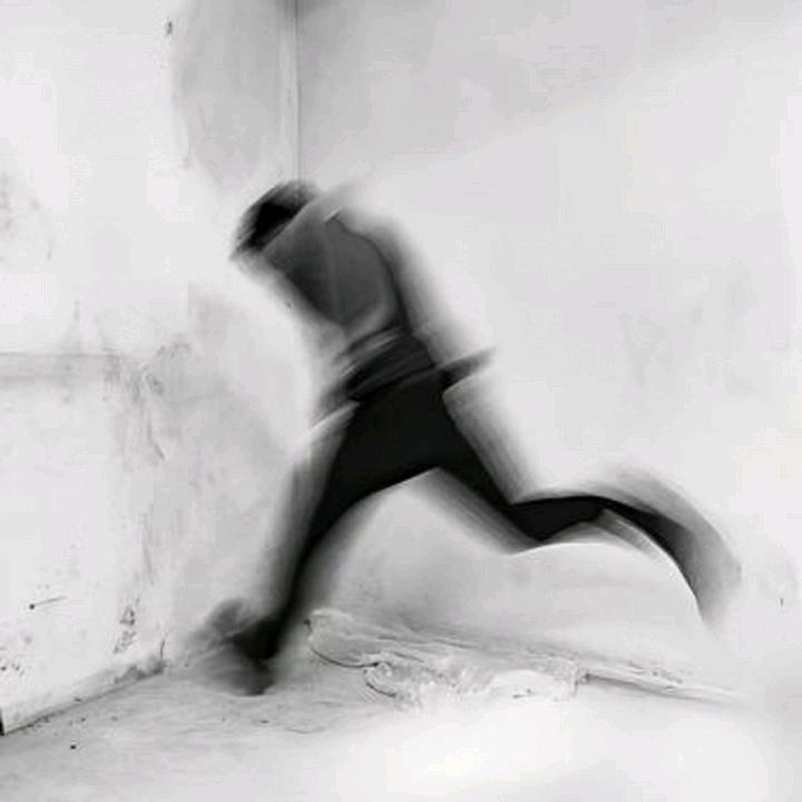 身不由己。