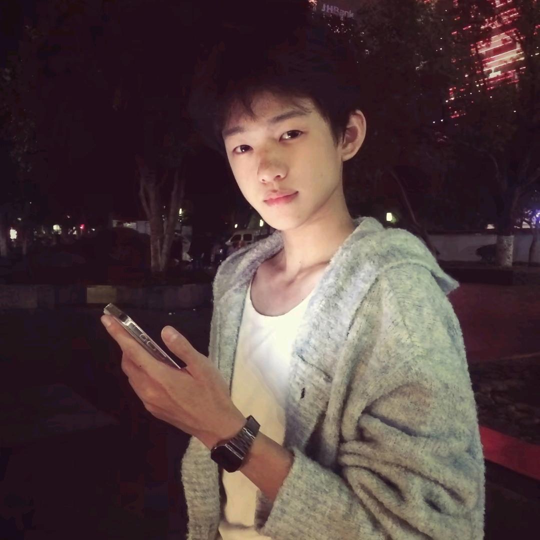 欣.