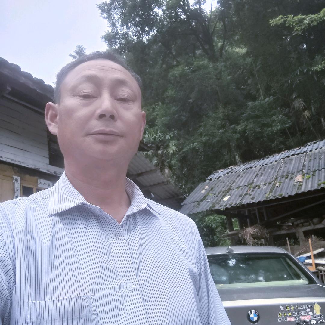 受伤的男人，胃好痛