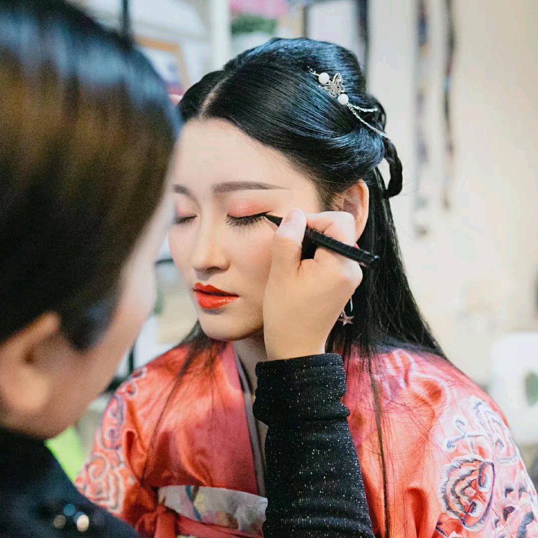 关大彤吖