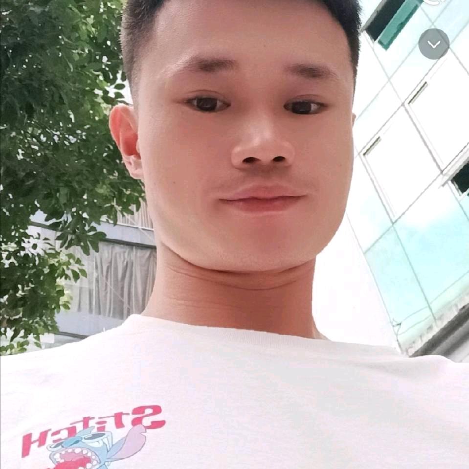 摆地摊卖水果的小邱