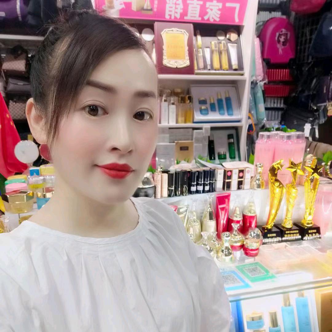 阿丽宜州正宜爱润妍29.8护肤品+箱包店