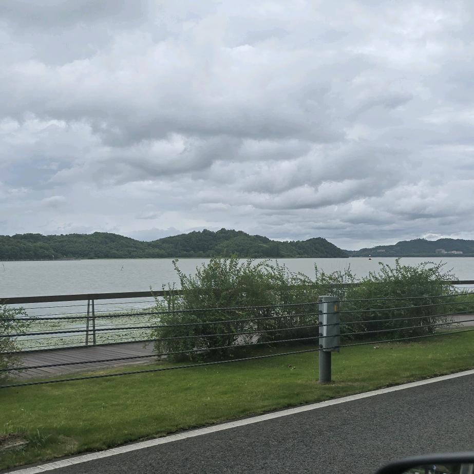 三  石