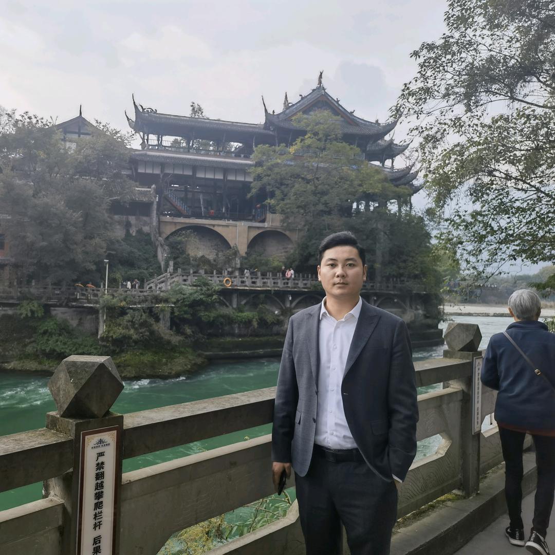 为了生活奋斗的青年