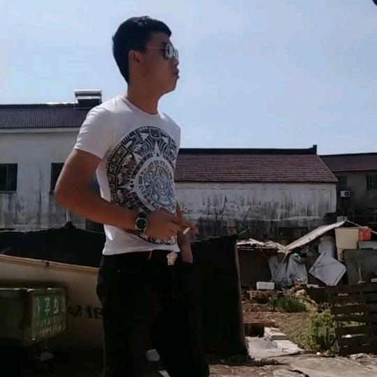 （深情架子工小勇）