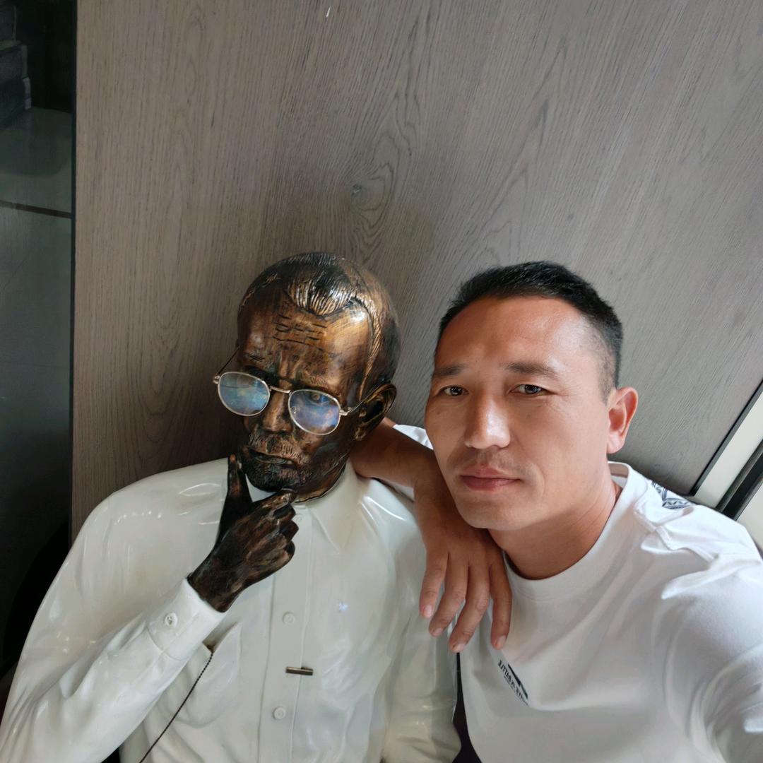 开着拖拉机迎接春天的到来