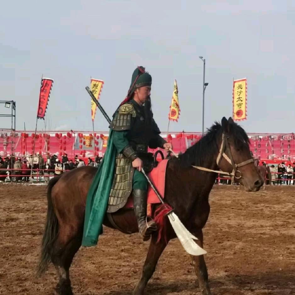 马背上的小伙子
