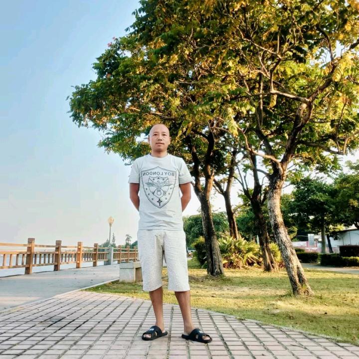 地摊哥，想卖啥，卖啥。