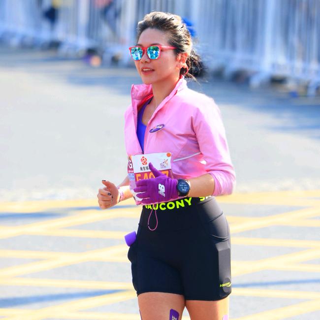 笑伊（爱跑步的洋娃娃）