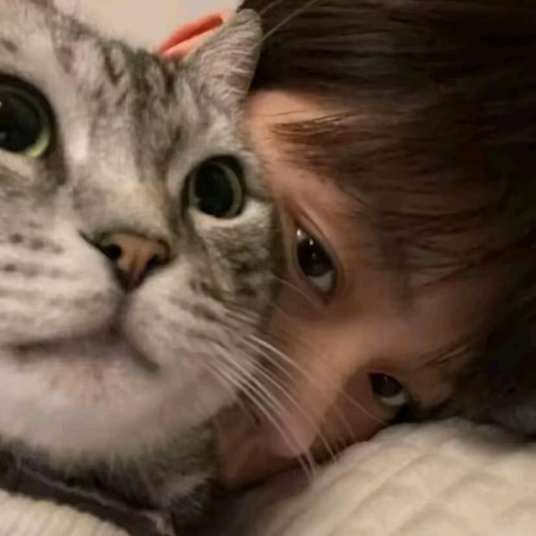>_<