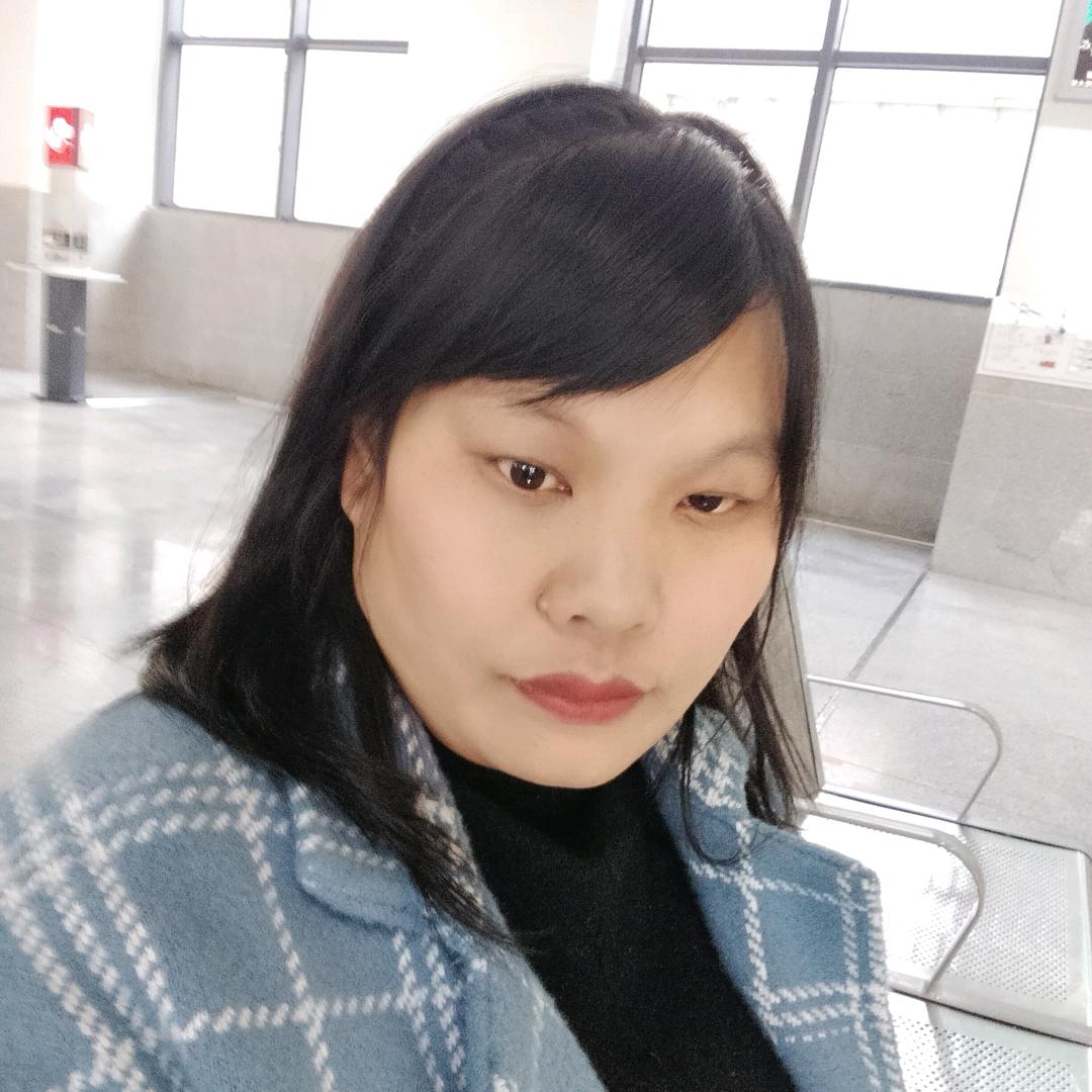 摆地摊的露露