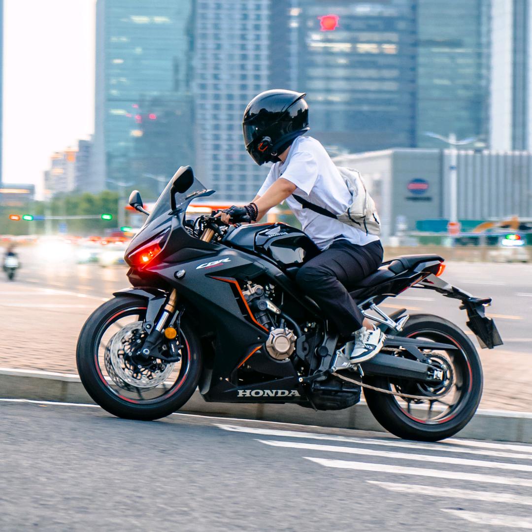 不敢骑快的小李
