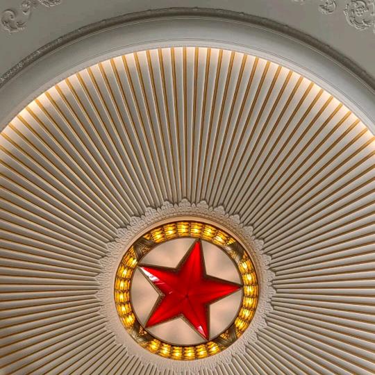 风雨里的五星红旗