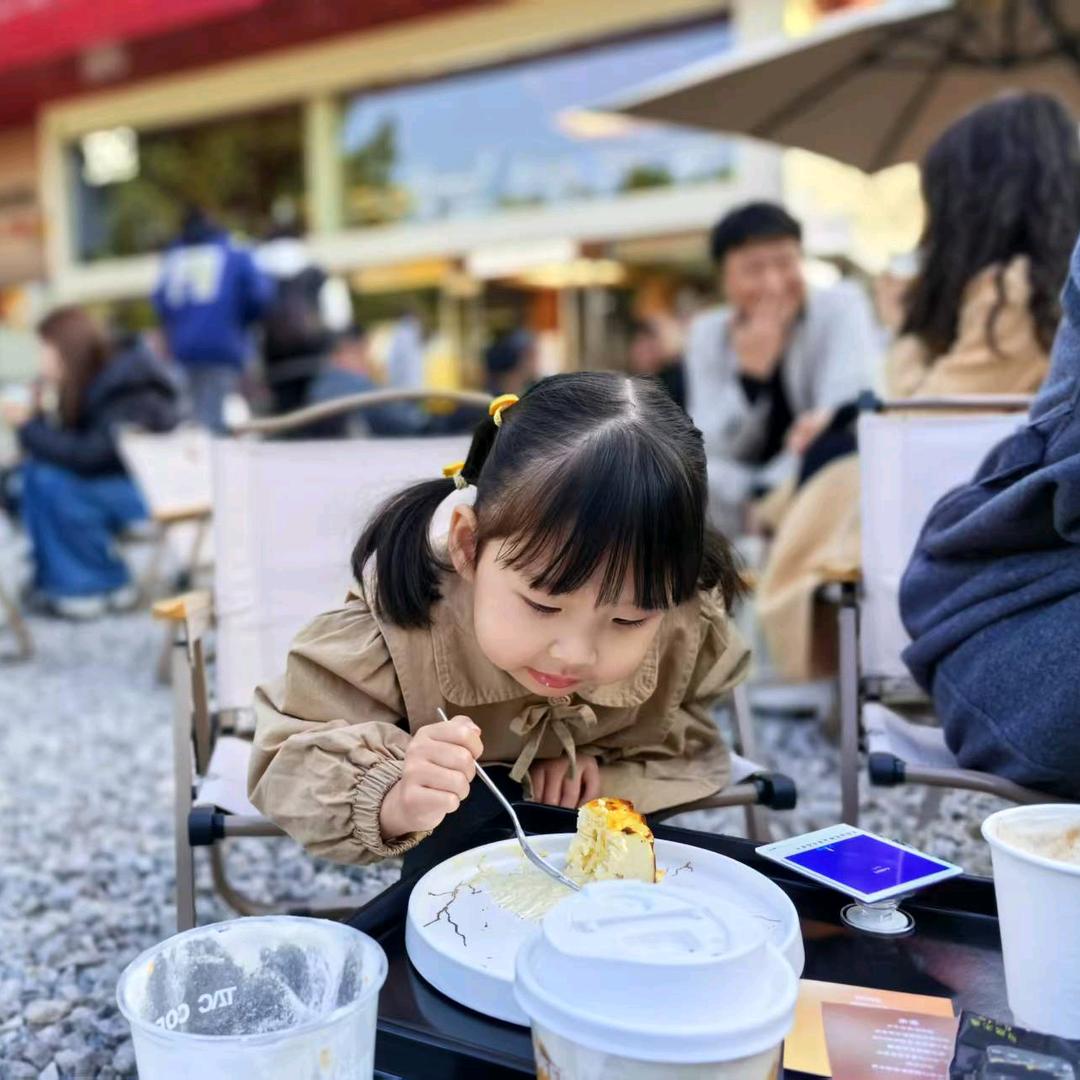 爱吃糖果的小女孩💗