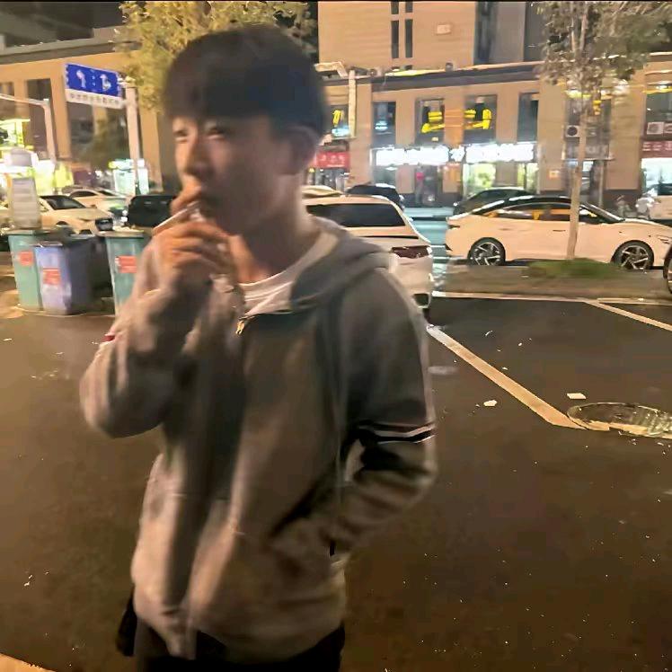 比荷花还花的男人头像