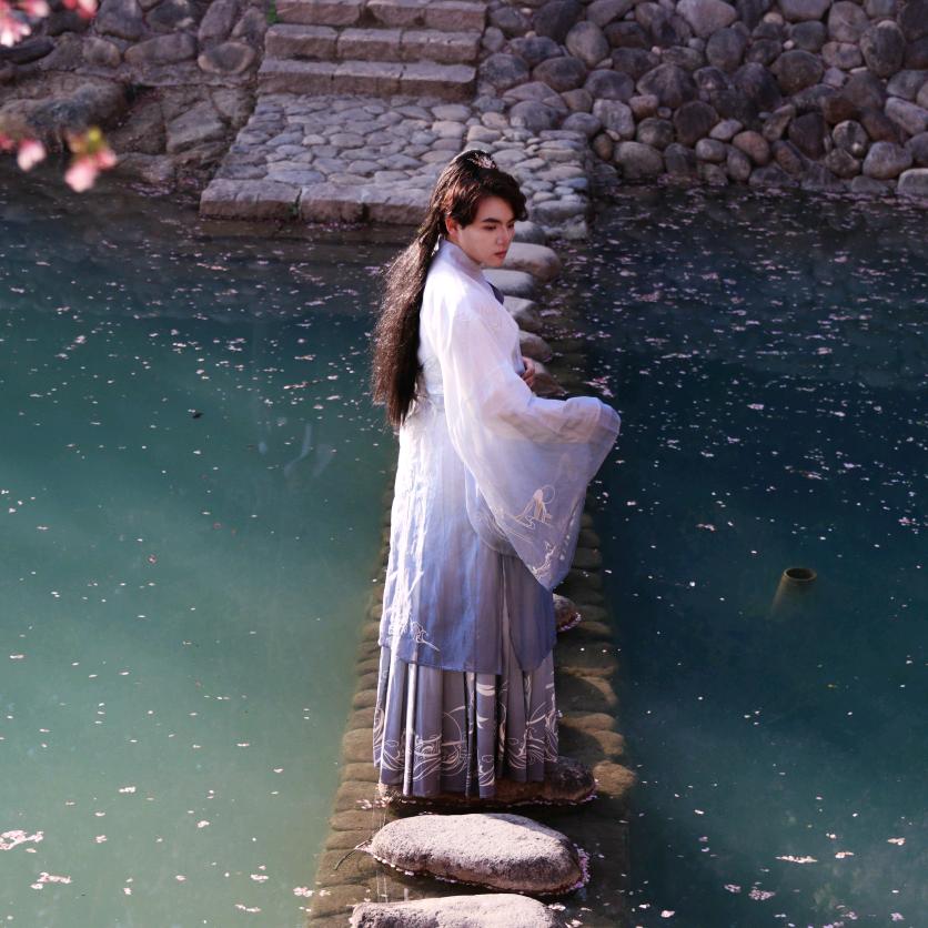 扶画喝水都长胖