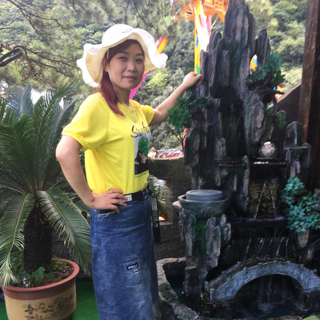 钟祥市自由市场一自然美服装超市蒋姐
