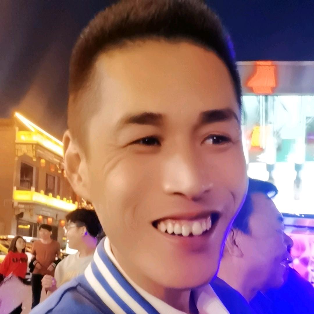拉啤酒的半挂小哥哥（外卖大衣哥）