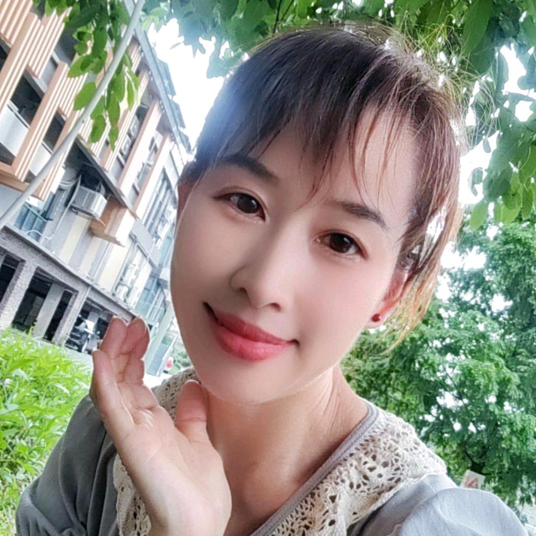 笑着退场