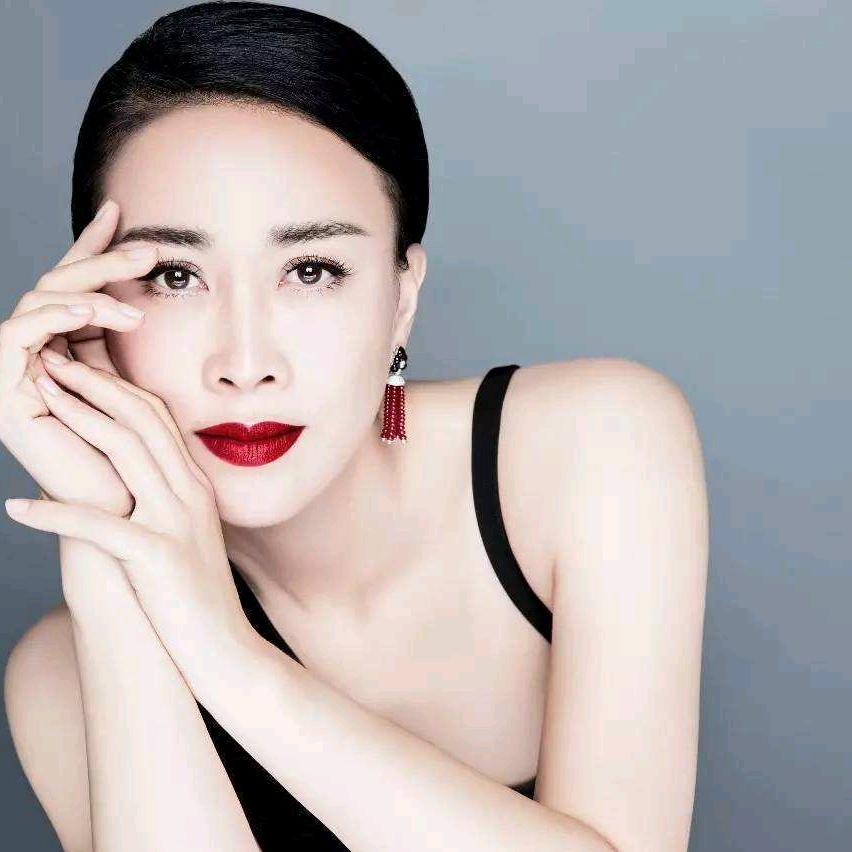 爱吃食物的女孩子