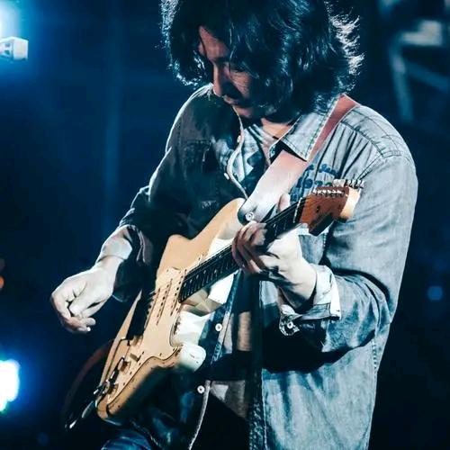 不会弹琴的小智