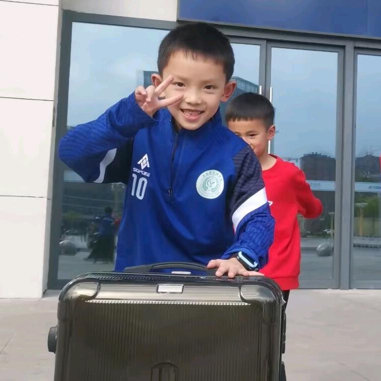 岳池足球少年张唐屹