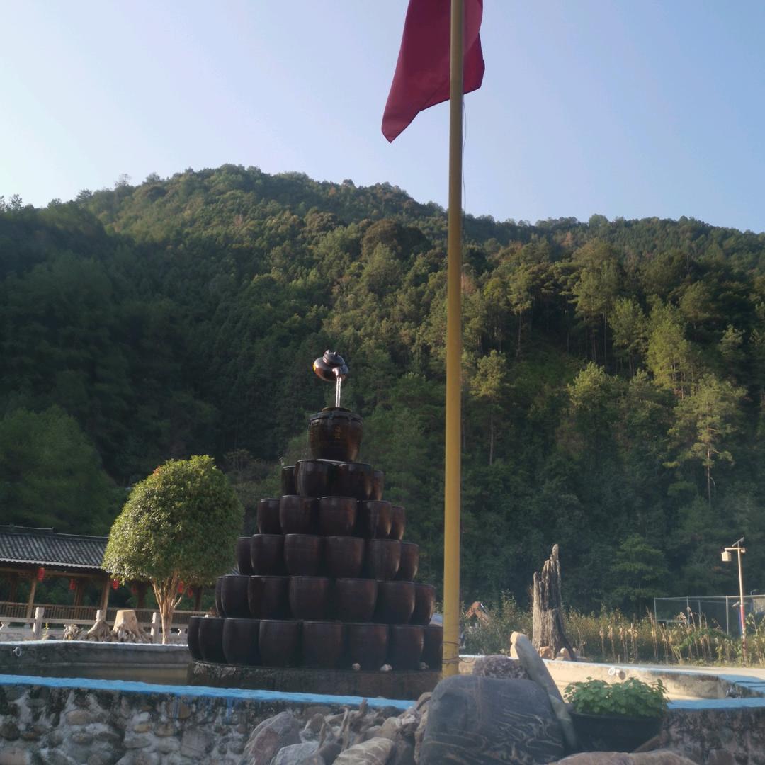 我家住在山脚下
