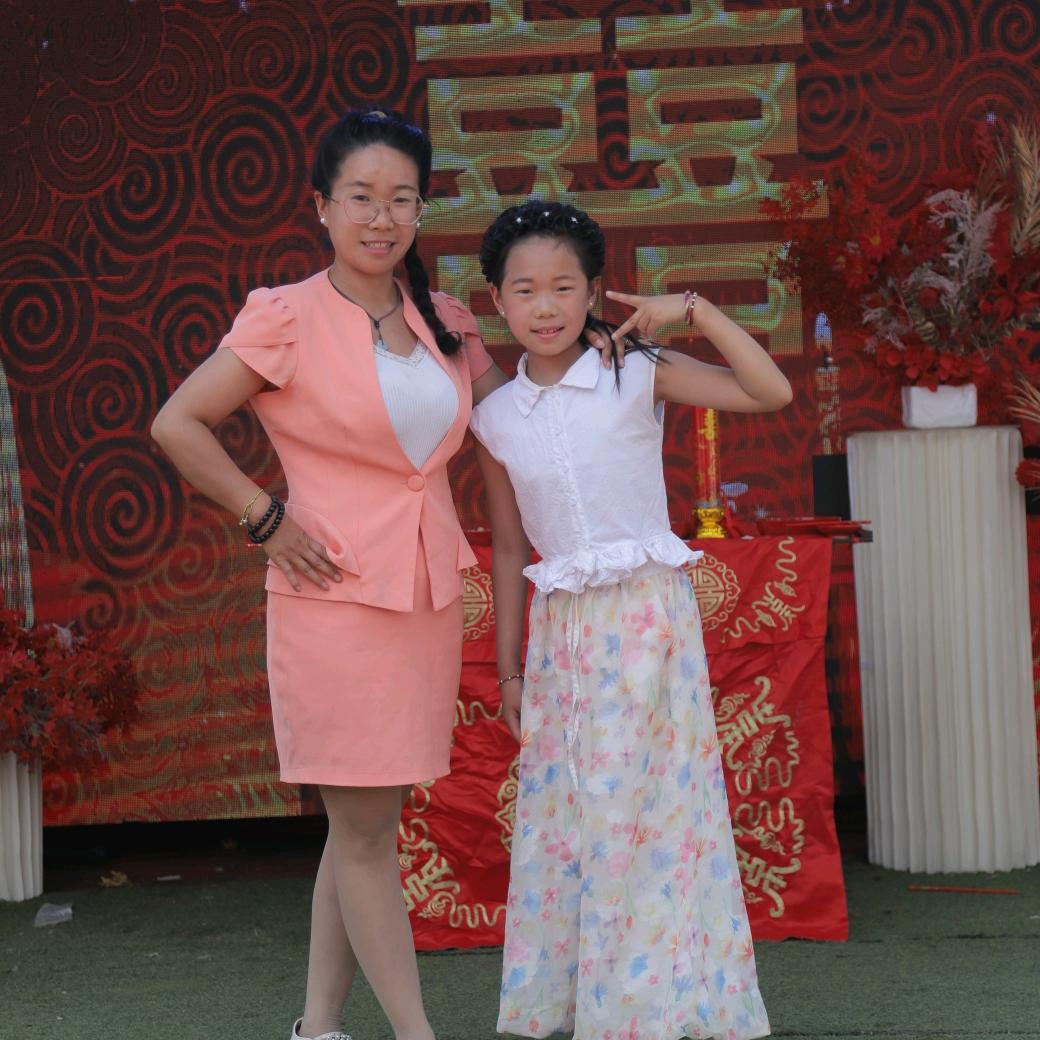 贾艺菡妈妈（晶彩艺术团）