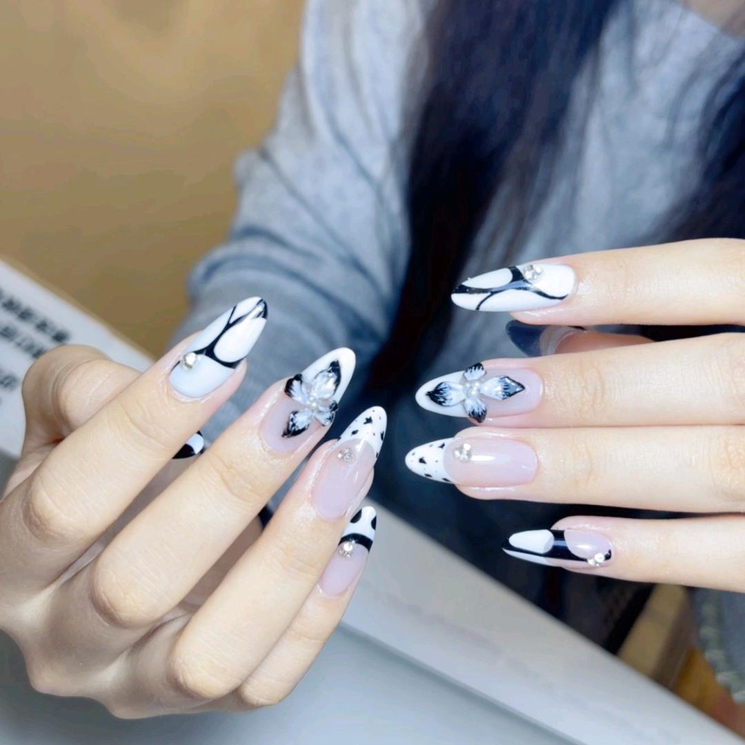 正在学美甲的小梨梨