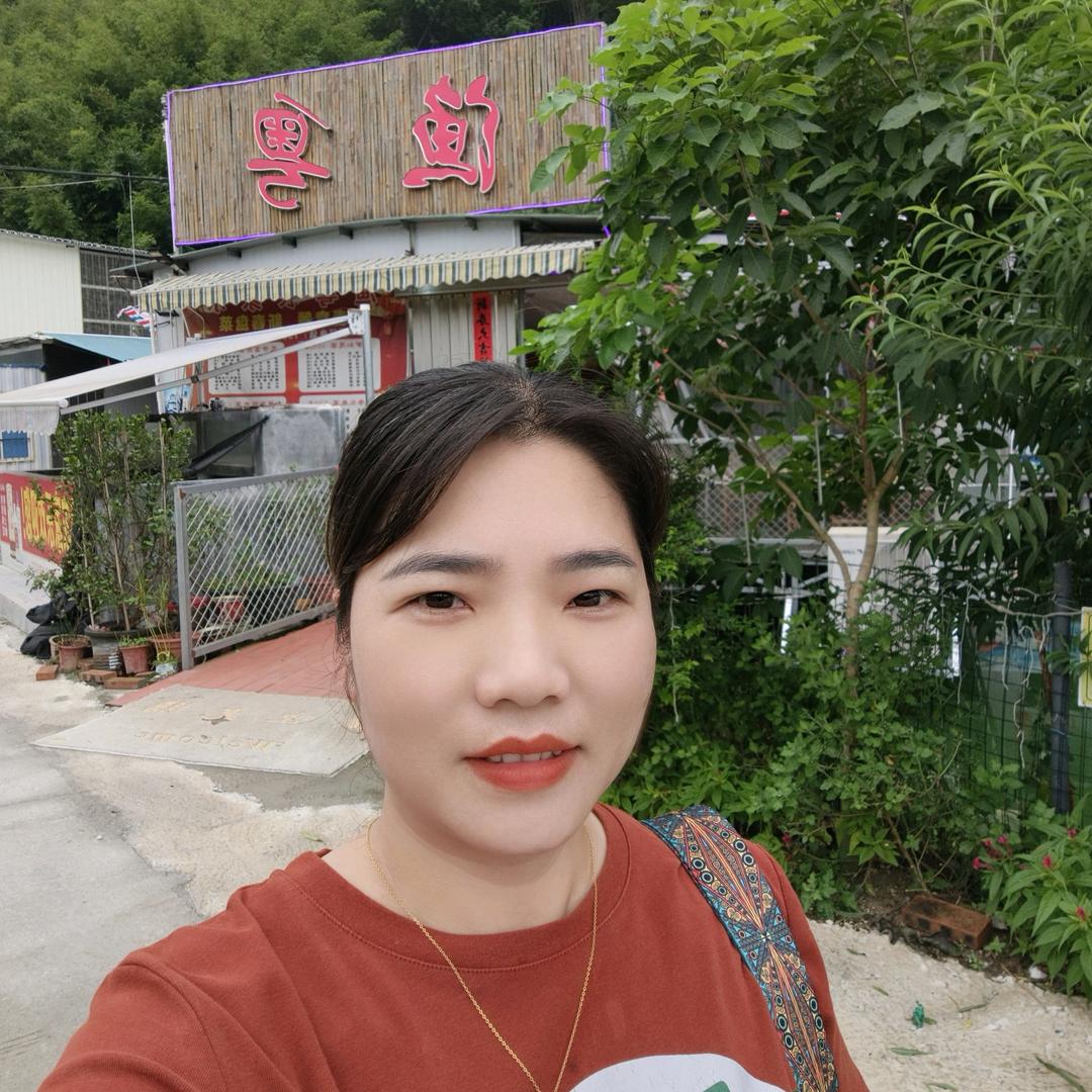 村里有个姑娘叫小芳