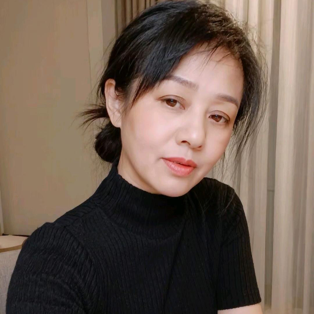 我在大树下躲雨。