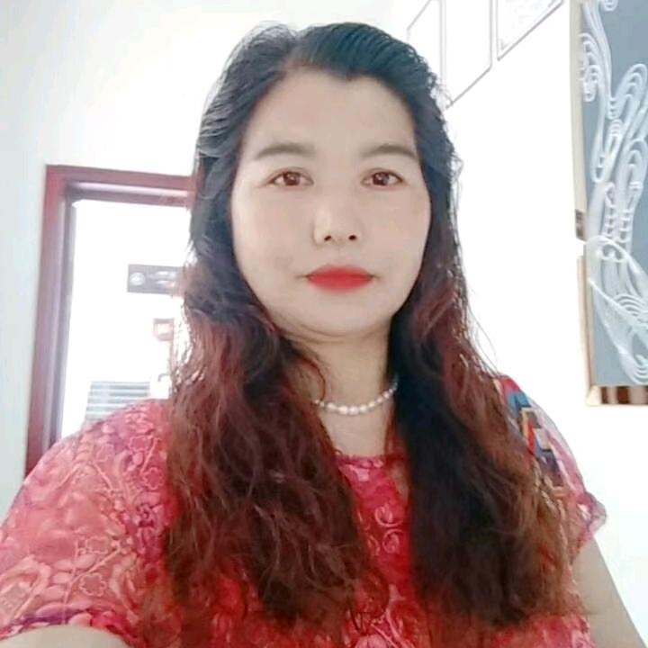 带孙女的开心奶奶