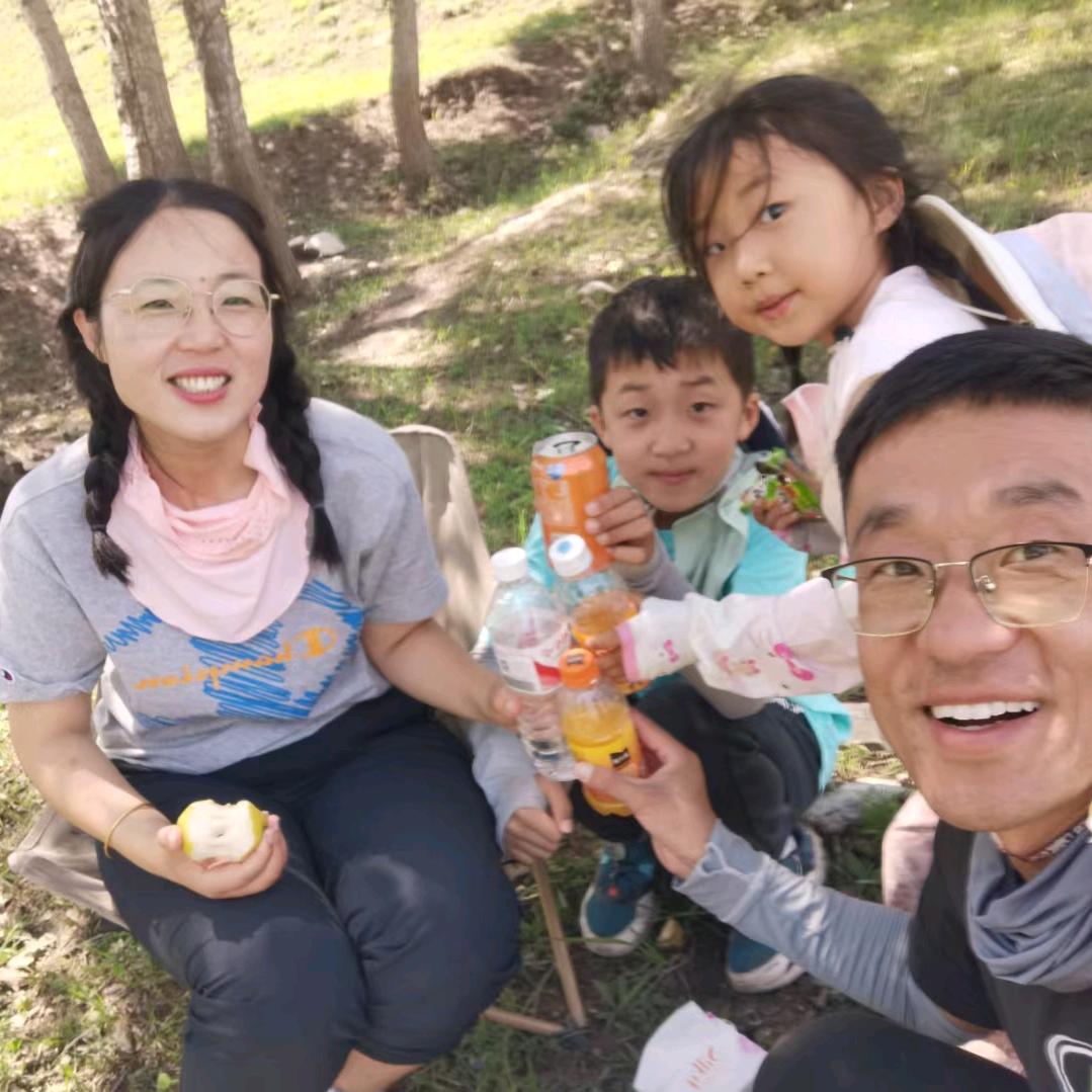 超人妈妈带着两个孩子追光（大）
