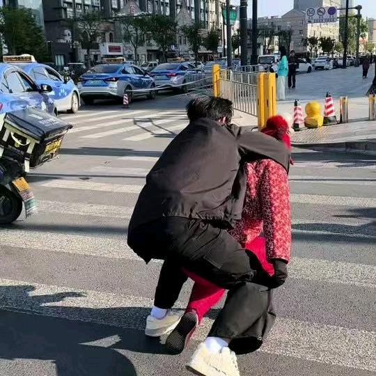 骑老奶奶过马路