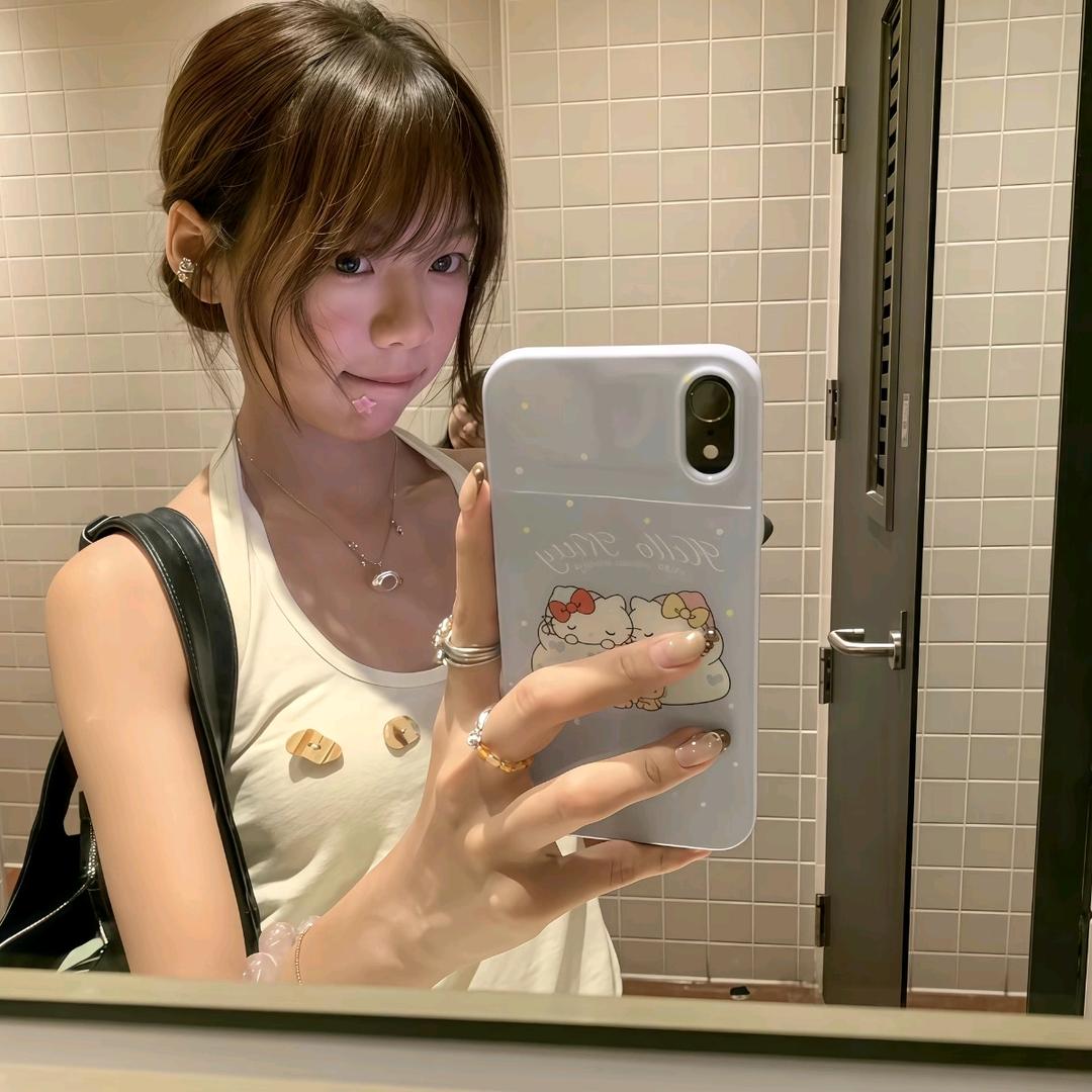 小美羞涩的捂上了自己的双下巴