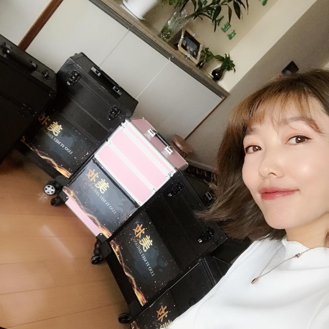 开婚纱店的化妆师