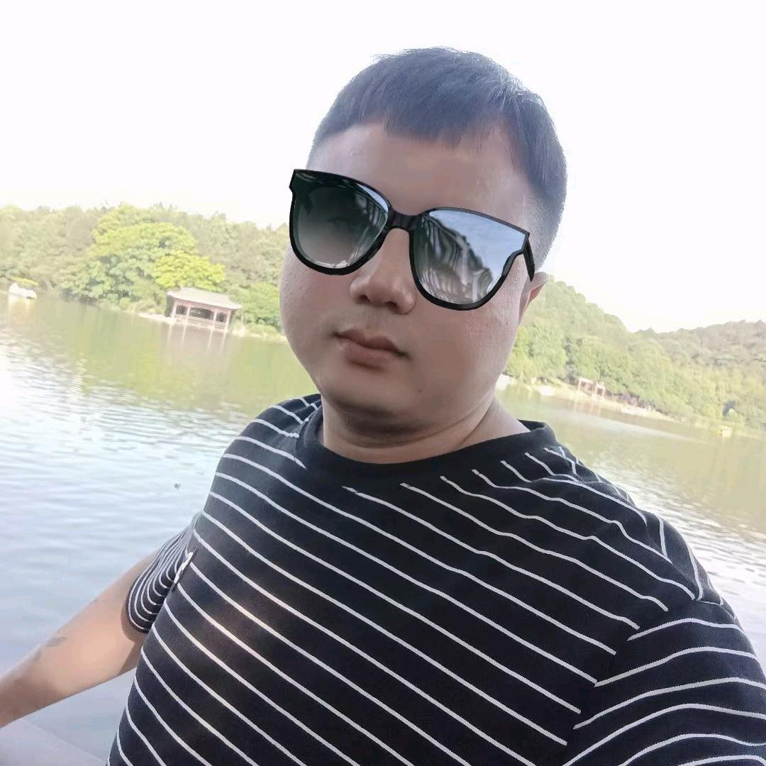 路灯下的恋人