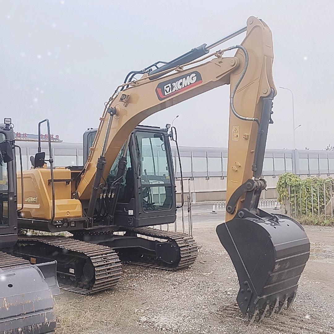 卖挖机铲车的小阿姨