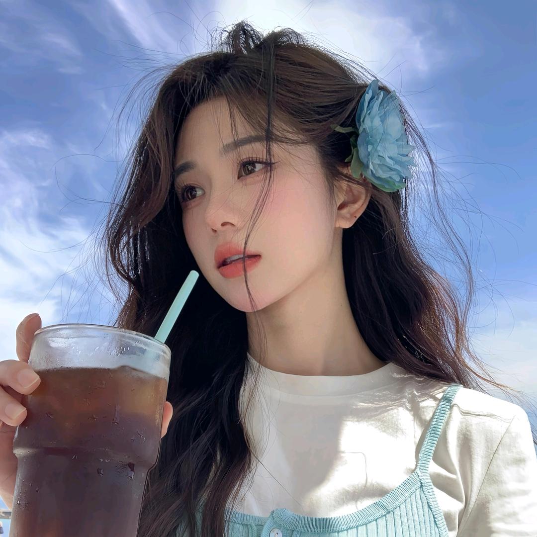 是小F呀.