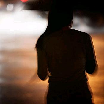 等风等雨等那个撑伞的你