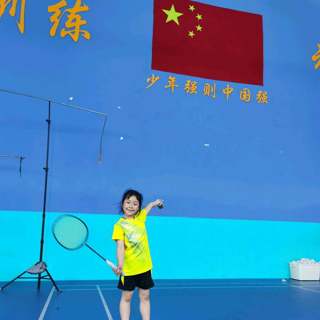 桐桐爱打羽毛球