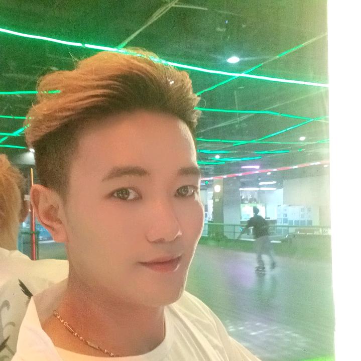 爱玩轮滑的小苦茶