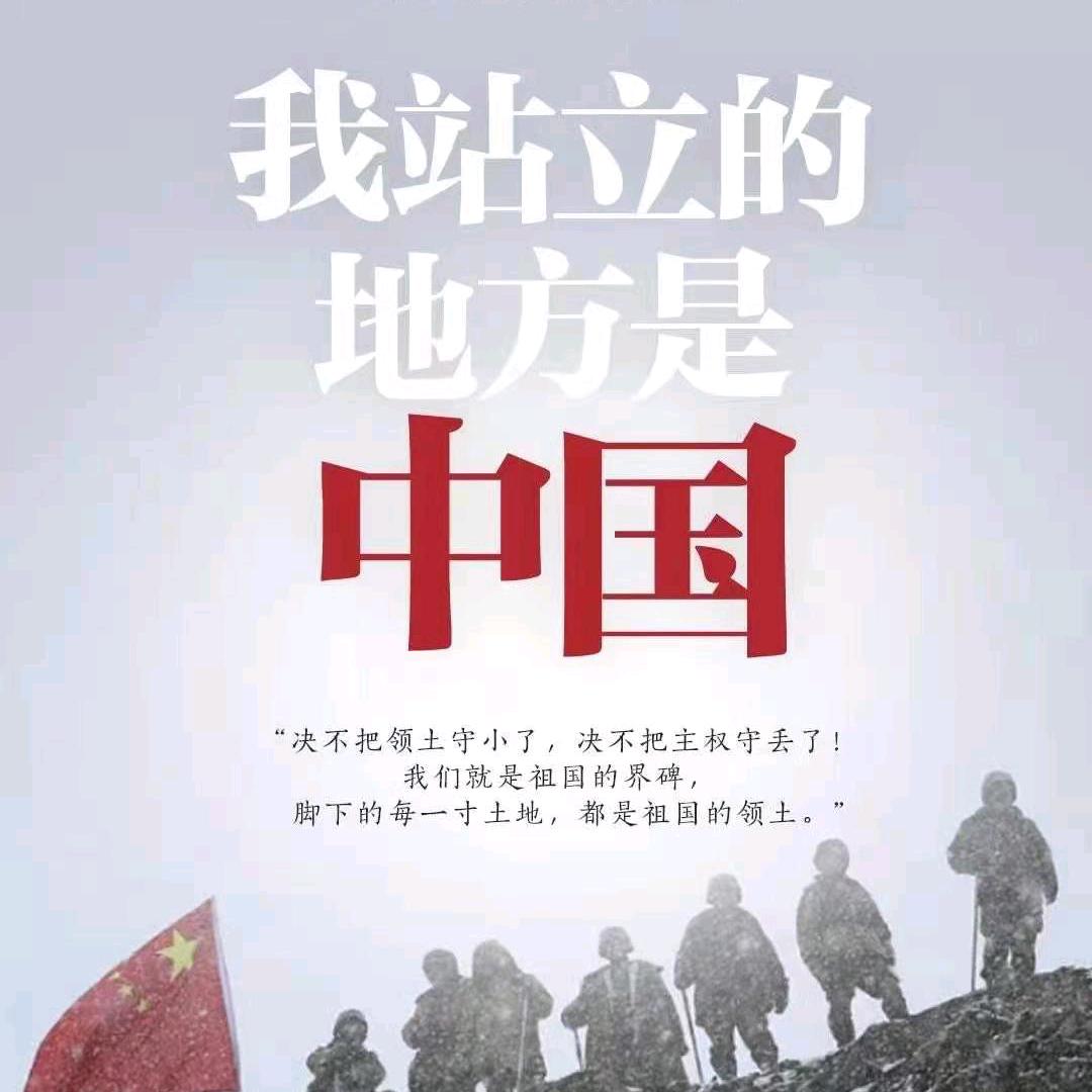 @麦田里撑伞的男子