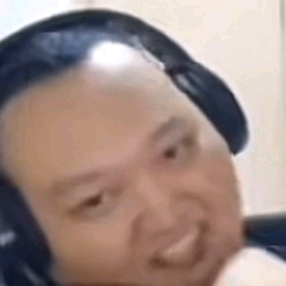 张君羊的大黑耳机