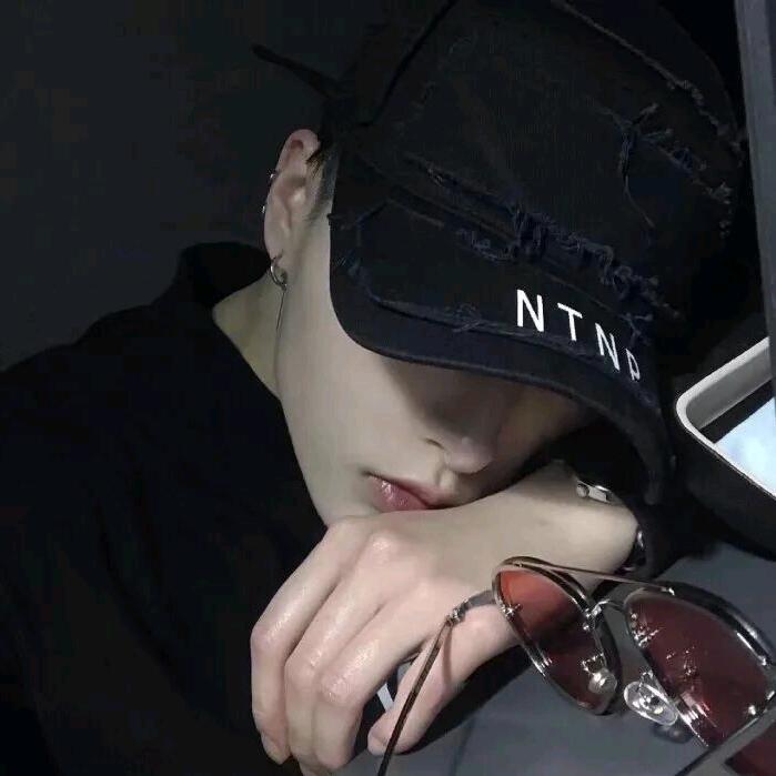 月亮不睡我不睡，我是人间小宝贝